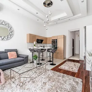  דירה Luxury With Free Garage And Balcony In The Center