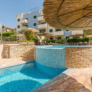 - Salena With Two Pools Apartament Trogir